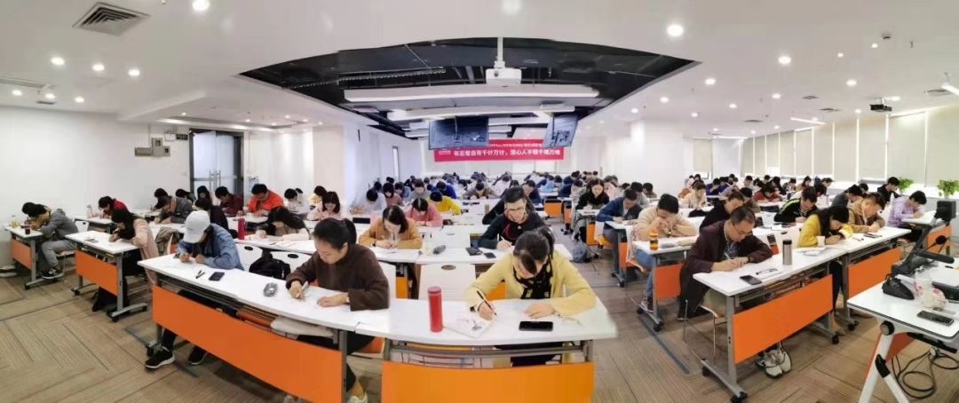 文 / 李志偉  洪橋20屆學員 初試229分 武漢大學經濟與管理MBA預錄取   大家好，我是從事第三方支付的李志偉，得益于洪橋的幫助，在提面不理想的情況取得了229的筆試成績，也算對得起這么久的努力。    回顧我的考研歷程，可以用“信 悟 練 舍 術”幾個字概括。    圖片 信 始終相信下一次會更好！   首先來說說“信”。    第一，要相信洪橋的學習計劃，也許我們都有自己的學習節奏，但既然報名學習，就可以按照洪橋的節奏安排自己的內容，這樣不至于慌亂。    第二，要信任自己的伙伴，洪橋最具特色、也最吸引我的就是會有一個學習小組，有這些亦師亦友的伙伴會使得整個過程不再孤單，相互支撐！    第三，相信自己的潛力，不管?？荚趺礃樱冀K相信下一次會更好！    圖片    圖片 悟 不過度依賴書本，找到自己的應對技巧   其次，是“悟”的問題。    尤其是邏輯，可能聽課的前期覺得沒啥章法，聽懂了但做起題目還是一樣，這時候可以多聽不同老師的講解，單獨琢磨做錯題目的考察點，不過度依賴書本的答案解析，慢慢找到屬于自己的應對技巧。    數學也是一樣，周校的數學課講解很多舉一反三的實例，量不在多，會一種，拿一類題目分。    （洪橋君悄悄告訴你，關注【周洪橋考研】，周校給你分享真題一題多解的技巧，每日一練，讓你聯考高分無憂~ 圖片）    圖片    圖片 練 題海戰術可能效率不高，但絕對有用   再次，就是“練”的問題。    數學題目就不用說了，題海戰術可能效率不高但絕對有用，時間不夠就只做真題，不會的題型要反復練習。    更重要的是，準備后期要定期練習寫綜合作文，不僅練反應，還練手速和筆跡。英語大小作文同樣，需要模板也需要練習。    圖片   圖片 舍 保大放小，有舍有得！   此外，到了最后一個月左右的時間，估計都會感覺到時間不夠用，需要提升的東西太多來不及，此時就需要學會“舍”。    就個人而言，我的英語屬于努力點應該就50-60分區間，再多花一倍的時間也沒有太多提升，就舍棄了，最后一周時間，只保證大小作文有應對的模板能力就行。    其他時間，就花在可以再補一下知識題型的數學以及再提升的綜合作文素材上，需要針對復習的進度和個人特點有舍有得。    圖片  圖片 術 怎么合理安排這3個小時？   最后，就是應對終極考試的“術”，也就是怎么合理安排這3個小時。    老實說，前面3次?？嘉揖C合都沒做完題目，后面針對自己的特點就調整了下做題順序，小作文—邏輯—大作文—數學，通過驗證，還比較適合自己。    大作文小作文要求50分鐘以內，這樣邏輯和數學就比較好分配，邏輯對我是得分項，所以放在前面，數學最后的條件判斷正確率不高有時間好好做，沒時間用上周校的蒙猜大法效果也還行。    整體而言，在十月份才開始準備筆試，時間不夠的情況下，結合自身的特點制定相應的策略，跟著洪橋的計劃前進，終歸是條正確的道路！